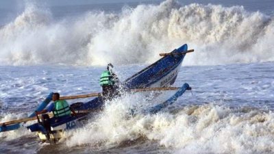 Perahu Dihantam Ombak, Seorang Nelayan di Pangandaran Hilang