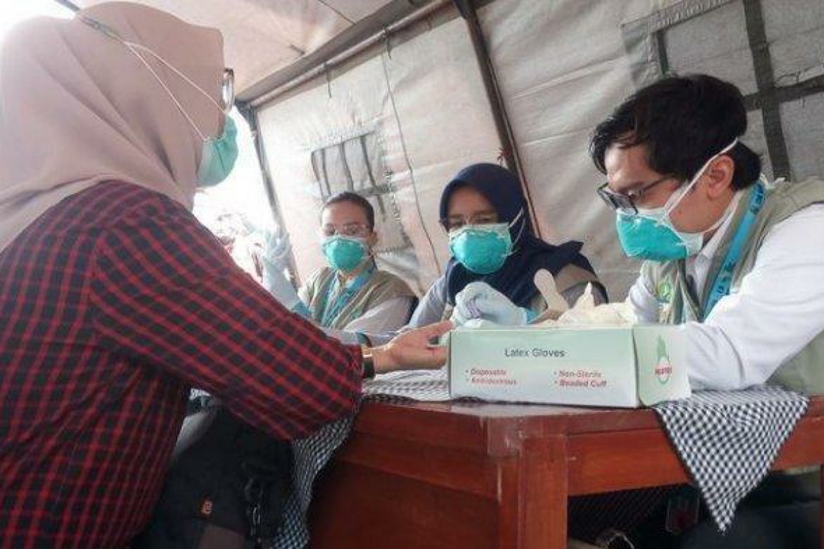 Pengunjung Puncak Cianjur menjalani rapid test di wilayah perbatasan, Sabtu (20/6/2020). Hasilnya, 23 orang dinyatakan reaktif