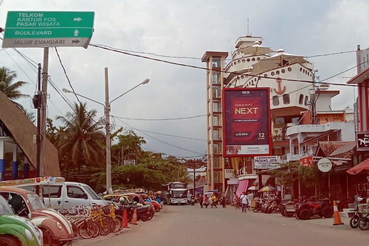 Suasana Jalan Pantai Barat Pangandaran, ramai oleh wisatawan meskipun pandemi Covid-19 belum berakhir.