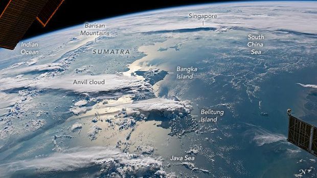 Penampakan awan Anvil, awan badai yang terbentang di atas pulau Sumatera. (dok. Nasa Earth Observatory)