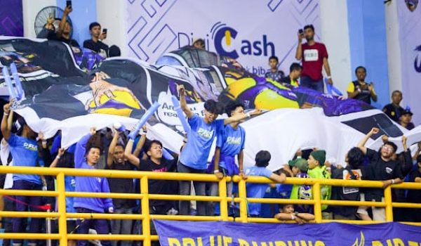 Epiknya Dukungan D’Blue, Suporter Bandung BJB Tandamata di Tengah Ribuan Fans Lawan