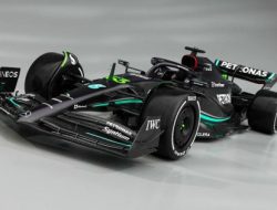 Mercedes AMG Petronas W14 Meluncur Kembali Warna Hitam