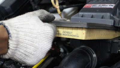 Menjaga kebersihan filter udara untuk performa mesin mobil yang prima