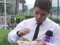 Momen Unik Jurnalis Argentina Cicipi Bubur Pinggir Jalan Saat Liputan Live di Jakarta Jelang Vs Timnas Indonesia