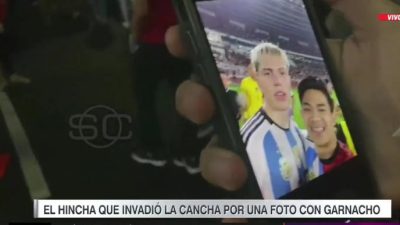 Pitch Invader di Laga Timnas Indonesia vs Argentina Pamer Foto Selfie dengan Garnacho