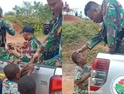 Menyayat Hati! Momen Bocah Papua Nekat Adang Mobil TNI, Nangis Gara-gara Mau Ditinggal Pulang Kampung
