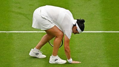 Ons Jabeur Pegang Rumput Seusai Taklukkan Magdalena Frech di Putaran Pertama Wimbledon