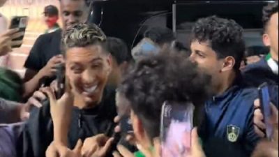 Roberto Firmino Diserbu Fans Arab Saudi, Mobil Tak Bisa Lewat Sampai Diajak Foto Bareng