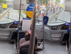 Seorang Bocah Naik Sepeda di Jalur Busway, Bolak-balik Menoleh ke Belakang Panik Dikejar Bus Transjakarta