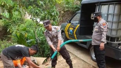 Demi Bantu Kekeringan di Trenggalek, Mobil Patroli Polisi Disulap Jadi Penyalur Air Bersih
