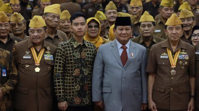 Prabowo dan Gibran Kompak Hadiri Hari Veteran Nasional di UNS