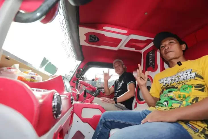 Ngopi Bareng Sopir Truk pada Terminal Daerah Perkotaan Limpung, Ganjar Bahas Pungli hingga Truk ODOL
