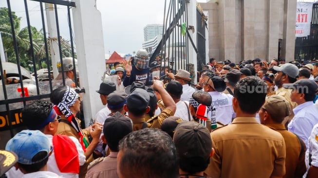 Isi Tuntutan Demo Kepala Desa di tempat di Depan Gedung DPR RI
