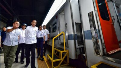 Menjelang Lebaran, Jokowi Bagikan Sembako ke Ojol hingga Warga Sekitar Istana
