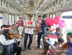 KAI Commuter bagikan bendera untuk meriahkan HUT RI
